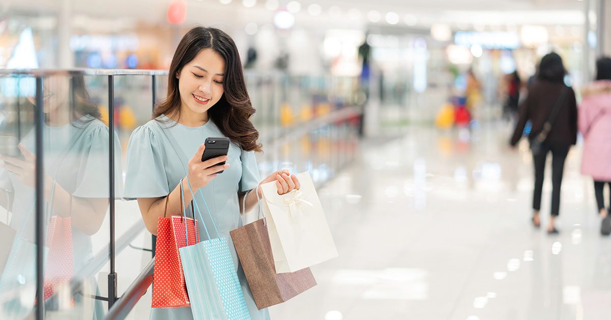 Woman has a good experience online shopping on a retail site